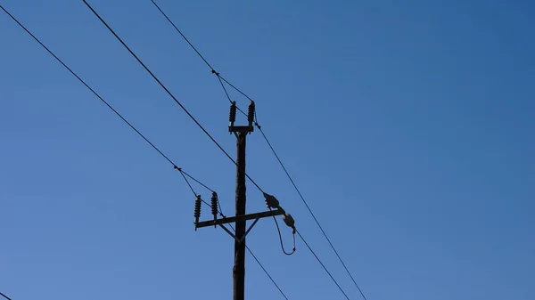 Düşük Voltaj Direği Gökyüzüne Karşı — Stok fotoğraf