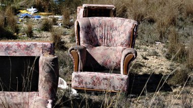 Boş bir arazide terk edilmiş kanepe.