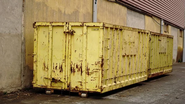 黄色工业垃圾箱 — 图库照片