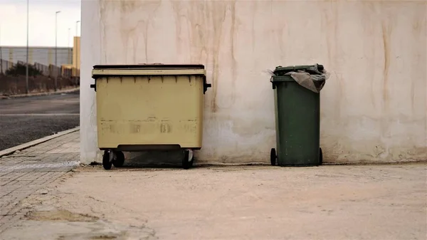 Poubelles Sur Fond Mur Ciment — Photo