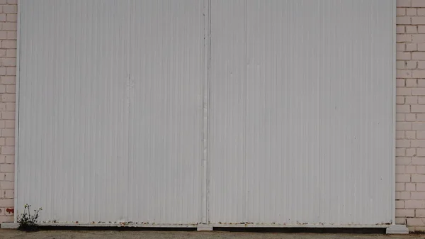 Porta Armazém Metal Branco Edifício Industrial — Fotografia de Stock