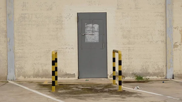 Металеві Двері Виходу Промислового Складового Фасаду — стокове фото