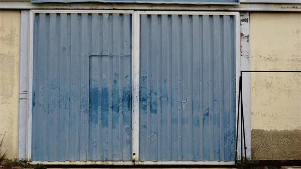 Endüstriyel Binanın Eski Metal Kapısı — Stok fotoğraf
