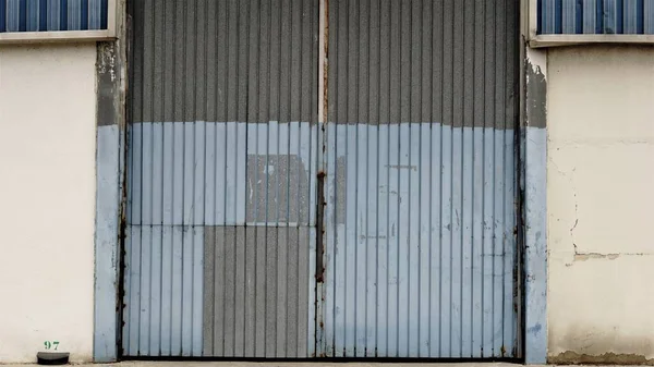 Puerta Metal Industrial Mal Pintada —  Fotos de Stock