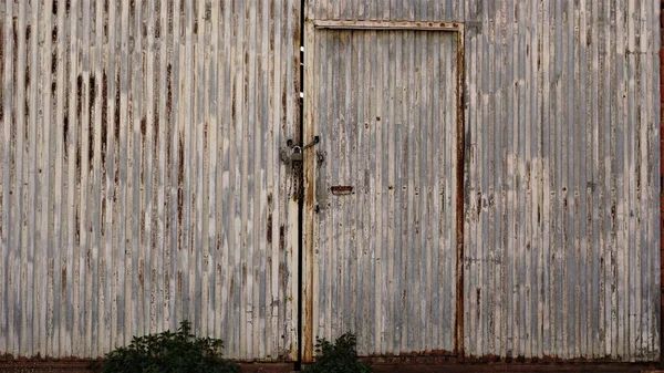 Puerta Almacén Oxidada Desgastada —  Fotos de Stock