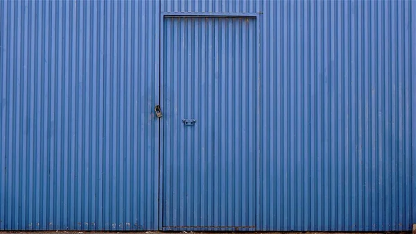 Azul Armazém Metal Porta Fundo — Fotografia de Stock