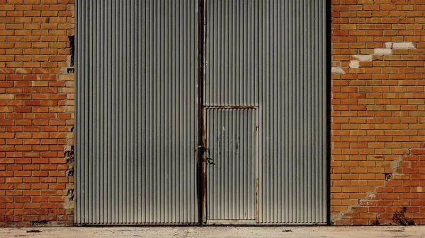 Duże Metalowe Drzwi Wejściowe Magazynu — Zdjęcie stockowe