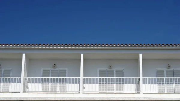 Fachada Blanca Con Balcones Contra Cielo — Foto de Stock