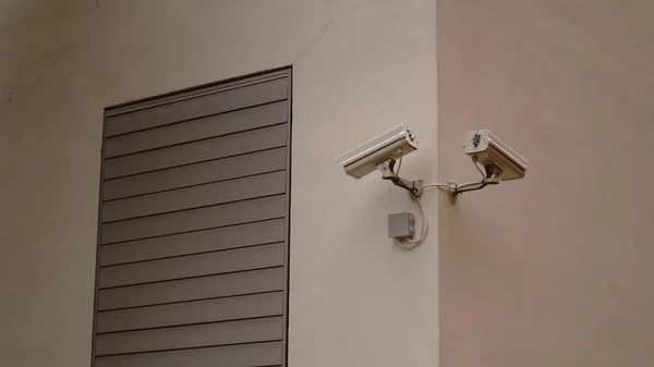 Überwachungskameras Auf Der Rückseite Der Fassade — Stockfoto