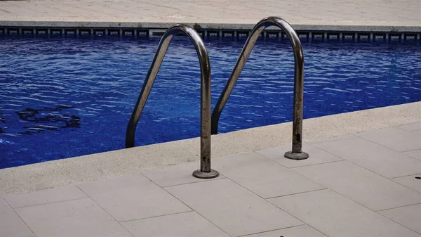 Schwimmbad Metall Zugang Treppe — Stockfoto