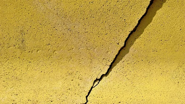 黄色のコンクリート構造物に亀裂が入り — ストック写真