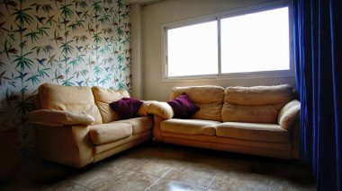 Geniş pencereli ve kanepeli oturma odası