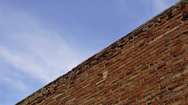 Красная Крыша Брика Фоне Неба — стоковое фото