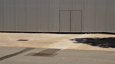 Metal duvarlı şehir kaldırımı
