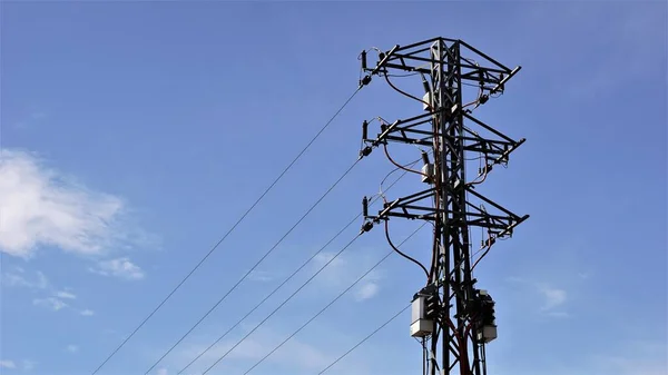 Gökyüzüne Karşı Orta Voltajlı Elektrik Kulesi — Stok fotoğraf