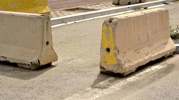 Protezioni Cemento Sulla Strada — Foto Stock