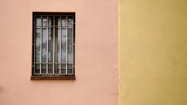 色のついたファサードのグリル窓 — ストック写真