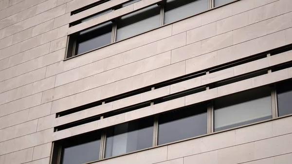 현대식 정면에 창문들 — 스톡 사진
