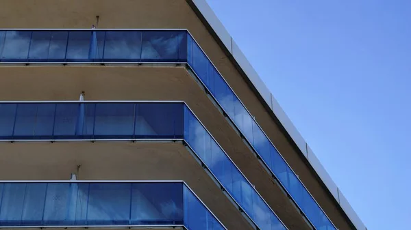 Reflexão Céu Nublado Edifício Com Grades Vidro — Fotografia de Stock