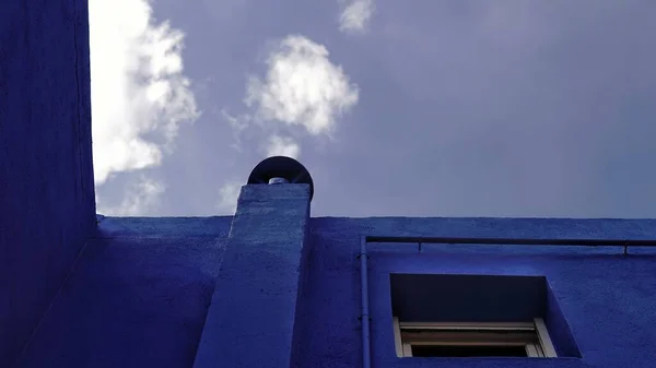 Chaminé Fachada Azul Contra Céu — Fotografia de Stock