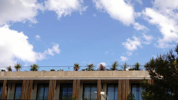 Dach Eines Mehrfamilienhauses Gegen Den Himmel — Stockfoto