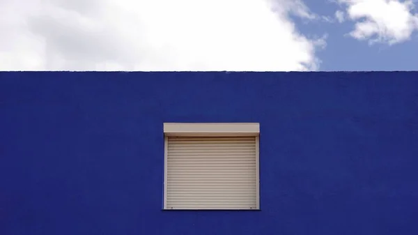 Ventana Fachada Azul Contra Cielo Nublado —  Fotos de Stock