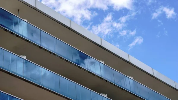 Reflexion Der Wolken Auf Glasgeländern — Stockfoto