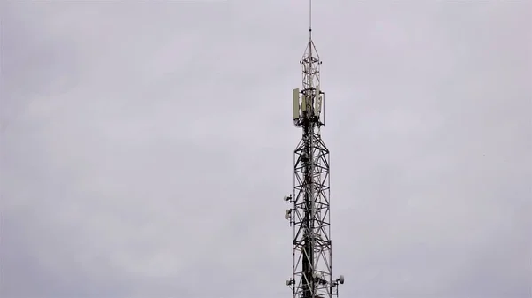 Antena Telecomunicações Contra Céu Cinza Nuvem — Fotografia de Stock