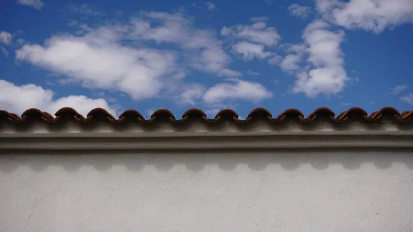 Telha Telhado Cornija Contra Céu — Fotografia de Stock