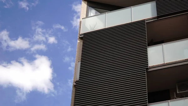 Фасад Здания Против Облачного Неба — стоковое фото