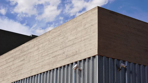 Edificio Con Cámaras Seguridad Contra Cielo Nublado —  Fotos de Stock