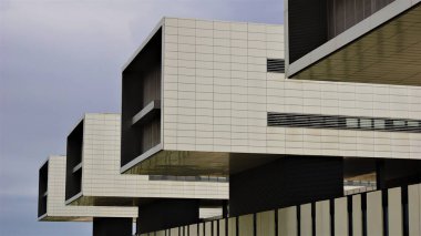 Gri gökyüzüne karşı modern yapı