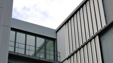 gökyüzüne karşı gri çağdaş bina cephesi