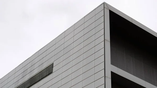 空に対する現代的な建物のファサード — ストック写真