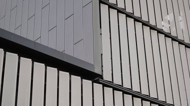 Gökyüzüne karşı modern bina cephesi