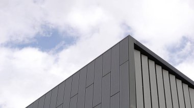 Gökyüzüne karşı modern bina cephesi