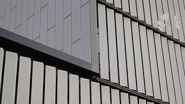 Gökyüzüne karşı modern bina cephesi