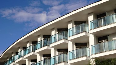 Cam balkonlu bina cephesi