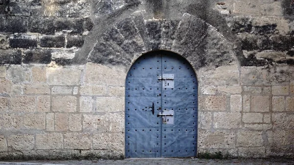 石制立面的铁门 — 图库照片