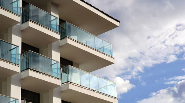 Современное Здание Стеклянными Балконами Против Облачного Неба — стоковое фото