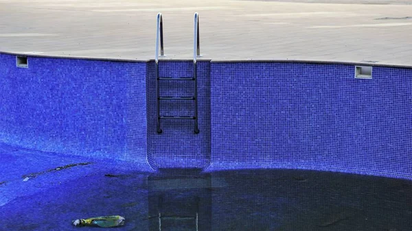 Kirli suyu olan boş bir havuz