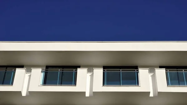 Fachada Com Varandas Contra Céu — Fotografia de Stock