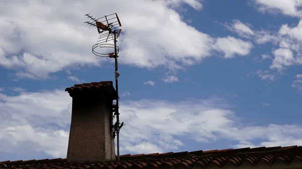 Antenna Fumo Contro Cielo — Foto Stock