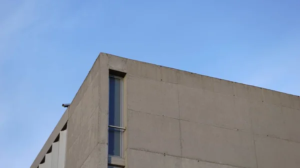 Бетонный Фасад Здания Против Неба — стоковое фото