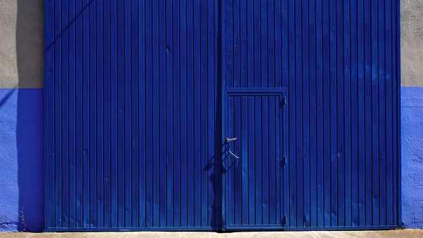 Puerta Metálica Almacén Industrial Azul Fachada —  Fotos de Stock