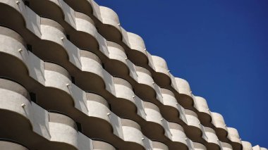 Gökyüzüne karşı beton balkonlu cephe