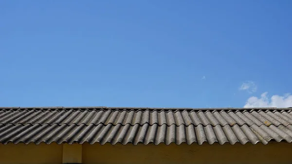 Metalldach Einer Industriehalle Gegen Den Himmel — Stockfoto