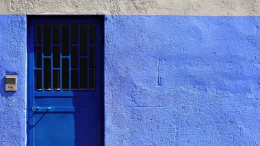 arkaplan olarak mavi cephede kapı