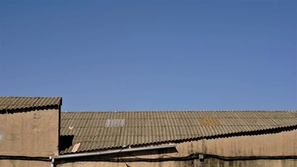 Gökyüzüne Karşı Eski Endüstriyel Deponun Çatısı — Stok fotoğraf