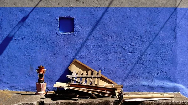 Städtischer Gehwegmüll Mit Blauer Fassade — Stockfoto